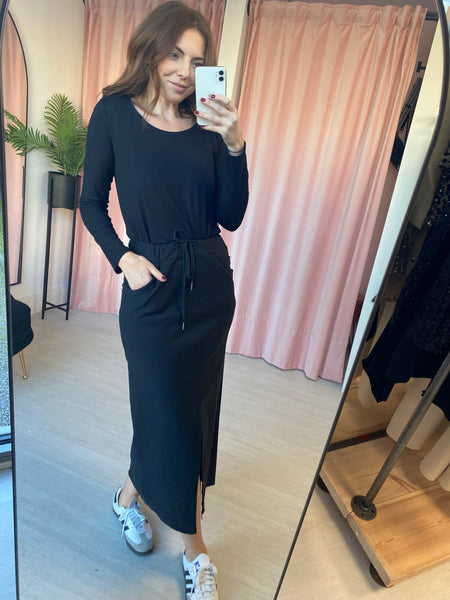 Midi skirt 2025 with trainers